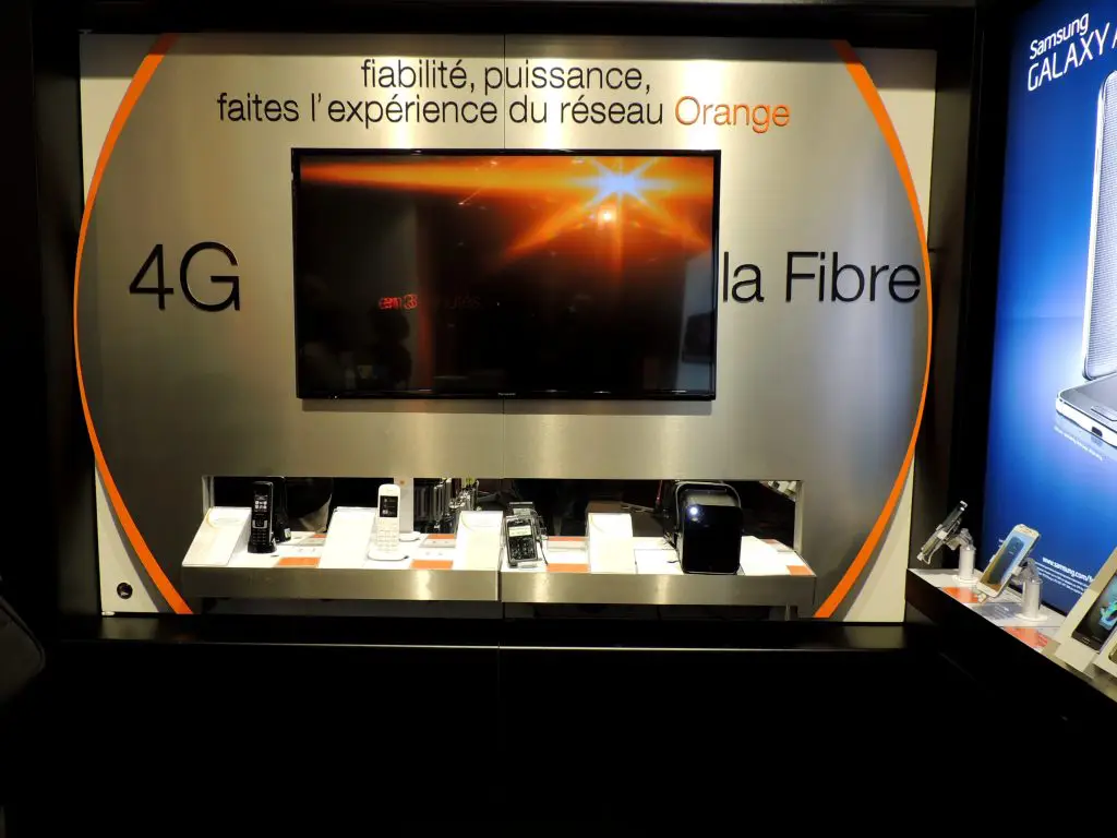 Très Grande Boutique de Clermont-Fd - linéaire 4G Fibre - photo Orange info