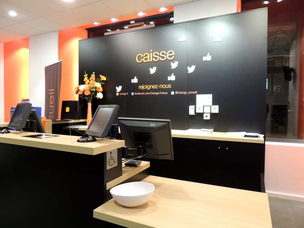 Très Grande Boutique de Clermont-Fd - linéaire caisse - photo Orange info