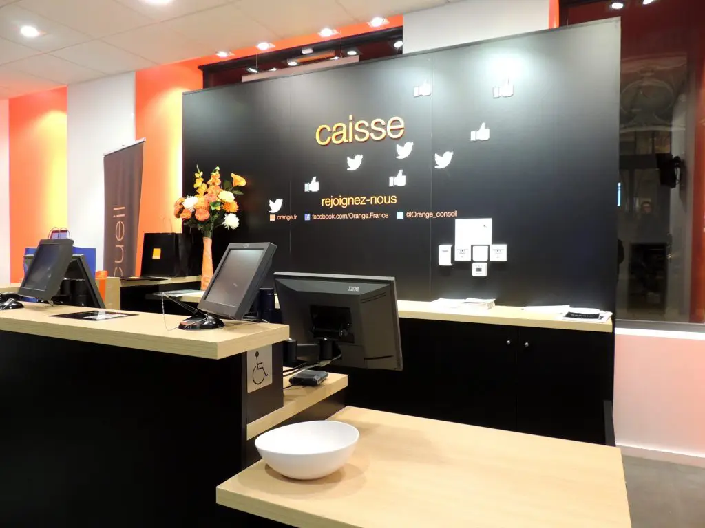 Très Grande Boutique de Clermont-Fd - linéaire caisse - photo Orange info
