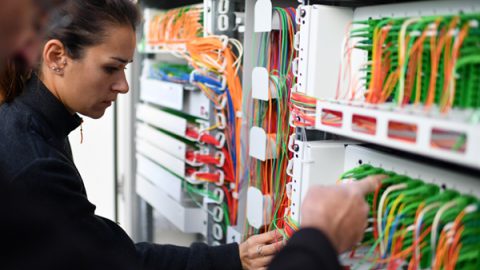 Intervention d'une technicienne orange sur de la fibre