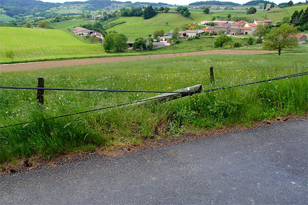 Poteau téléphonique à terre