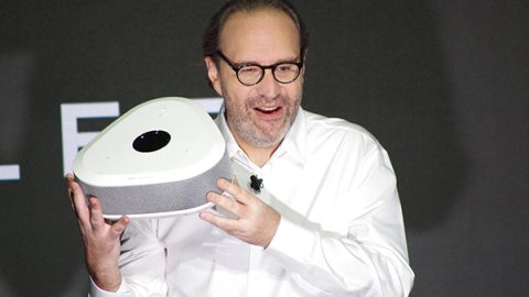 Xavier Niel tenant la Freebox Delta