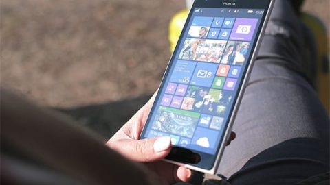 Femme utilisant un windows phone