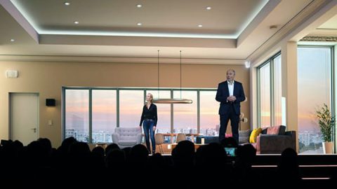 Stéphane Richard présentant la maison protégée d'Orange