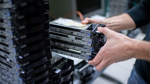 Des disques durs dans un centre de données data center orange