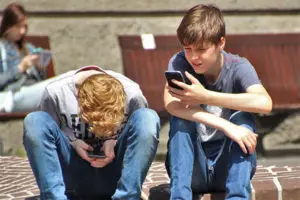 Enfants sur des smartphones