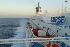 Ferry bateau avec réseau satellite