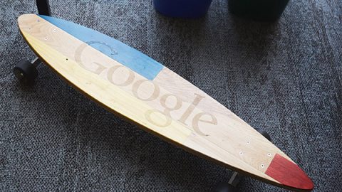 Skateboard avec le logo de Google