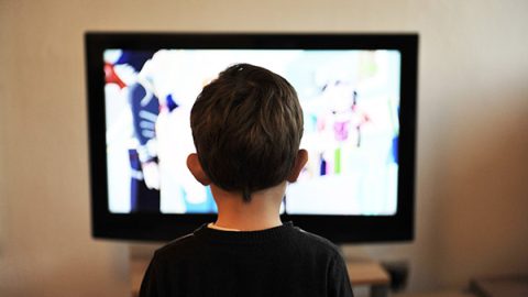 Enfant regardant la télévision
