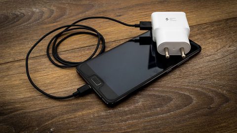 Téléphone avec un chargeur