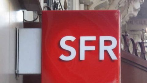 Logo de SFR sur une boutique de l'opérateur