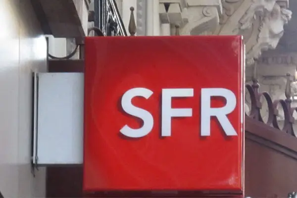 Logo de SFR sur une boutique de l'opérateur