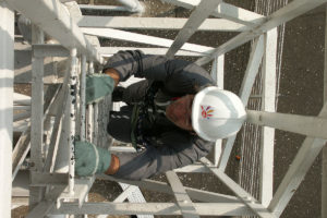 technicien TDF en intervention sur un pylône antenne