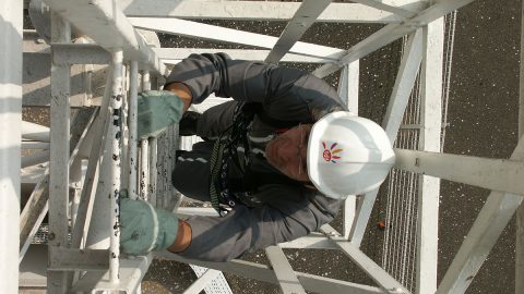 technicien TDF en intervention sur un pylône antenne