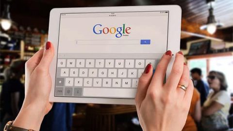 tablette utilisée dans un bar