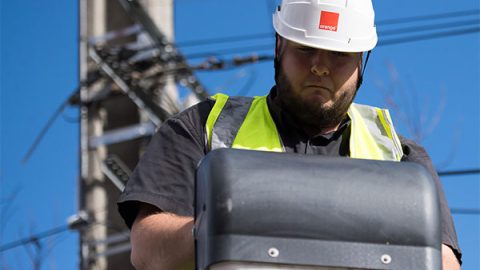 Technicien orange en intervention sur une ligne