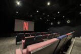 Logo de Netflix dans une salle de cinéma dans ses locaux de Singapour