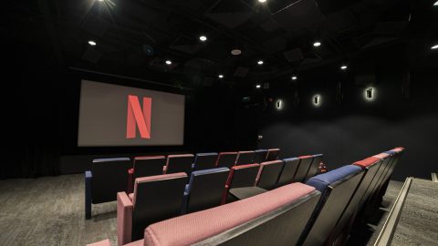 Logo de Netflix dans une salle de cinéma dans ses locaux de Singapour