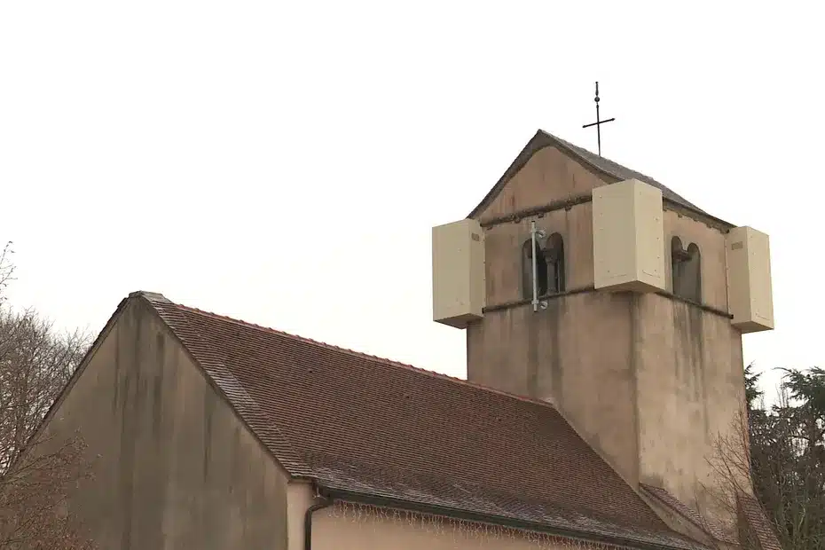 Les coffrets pour les antennes de la discorde de l'église d'Essertenne