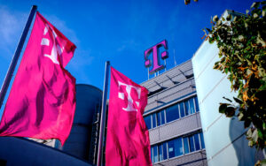 T-Mobile, logo sur le bâtiment et des drapeaux