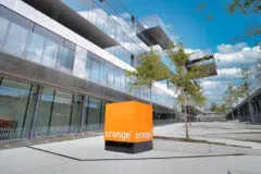 Logo d'Orange devant le siège social Bridge