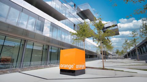 Logo d'Orange devant le siège social Bridge
