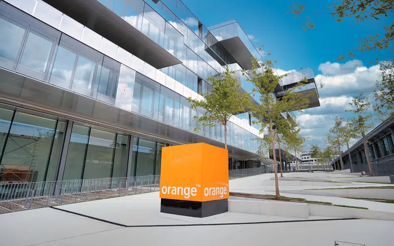 Logo d'Orange devant le siège social Bridge