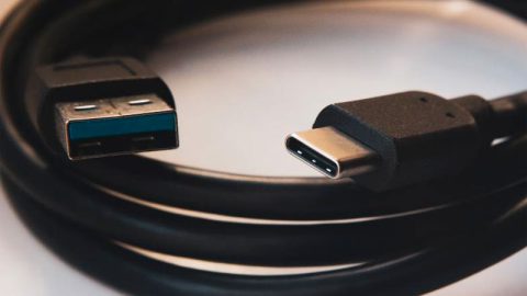 Un cable USB A vers USB C