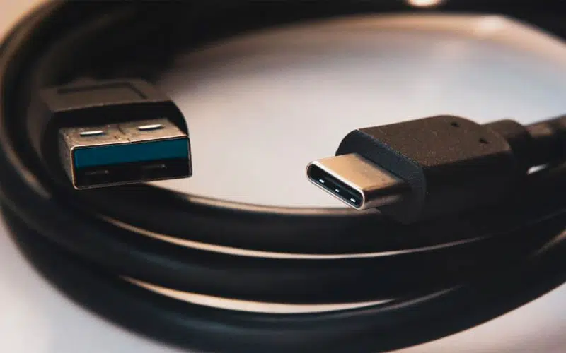 Un cable USB A vers USB C