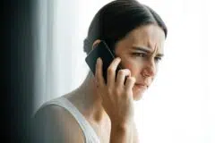 Femme au téléphone