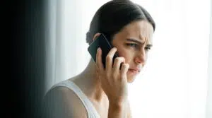 Femme au téléphone