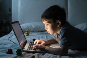 Enfant devant un ordinateur