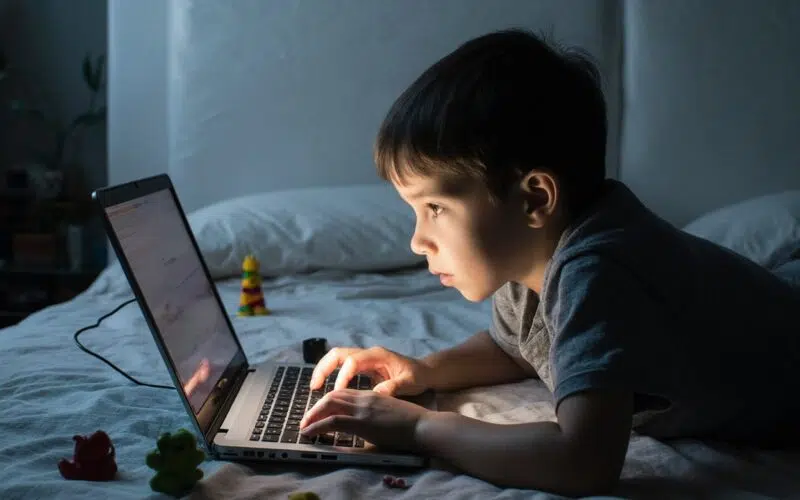 Enfant devant un ordinateur