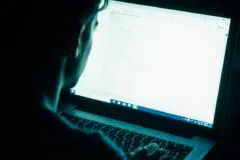 Une personne devant un ordinateur
