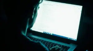 Une personne devant un ordinateur