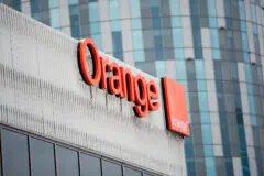 Le logo Orange sur un bâtiment en Roumanie