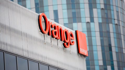 Le logo Orange sur un bâtiment en Roumanie