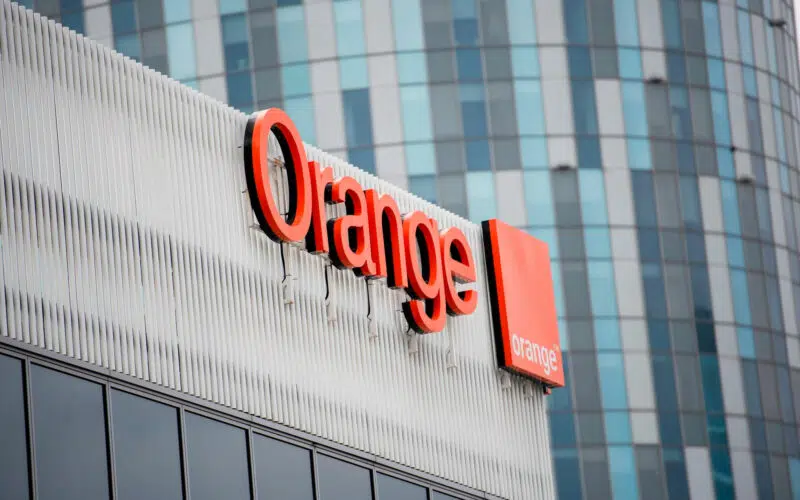 Le logo Orange sur un bâtiment en Roumanie